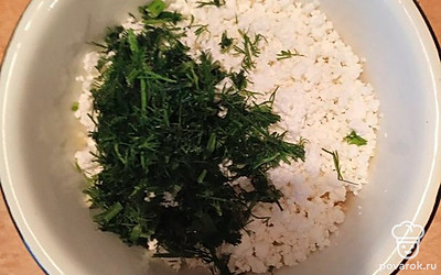 Добавьте творог и мелко нарезанный укроп.