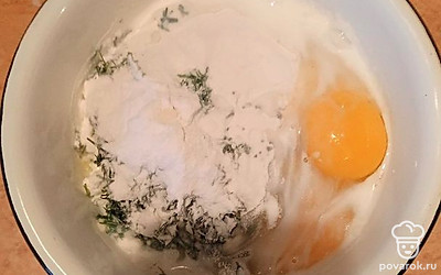 Вбейте яйца. Введите муку и молоко. Посолите, приправьте специями.