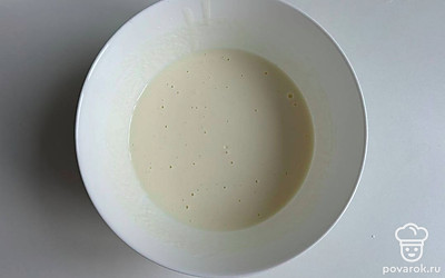 Яйца смешайте со сметаной.