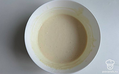 В смесь просейте муку с содой. Добавьте соль и перемешайте до однородности.⁣⁣