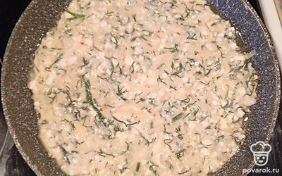 На сковороду с растительным маслом выложите тесто. Жарьте с двух сторон, по 10 минут с каждой, под крышкой. 