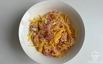 Смешайте в миске нарезанную кубиком курицу, натертый на крупной терке картофель, нарезанный кубиком лук и специи.