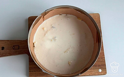 Форму смажьте растительным маслом. Вылейте в нее половину теста, в центр выложите начинку. Залейте начинку оставшимся тестом. ⁣Выпекайте в разогретой до 180 градусов духовке 50-60 минут.