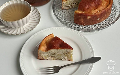 Готовый пирог слегка остудите, достаньте из формы и подайте к столу. Приятного аппетита!