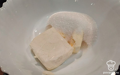 Выложите в миску мягкое сливочное масло. Добавьте сахар, соль, ванильный сахар. Все разотрите.