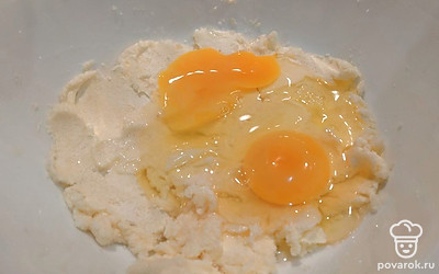 Вбейте яйца, перемешайте. 