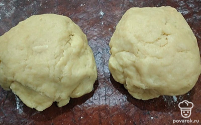 Тесто замесите и разделите на 2 части. Уберите одну часть на 20 минут в морозильник.