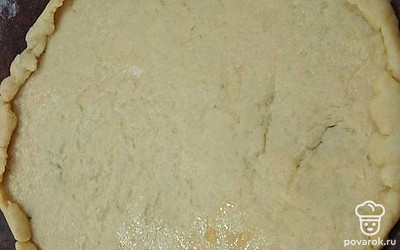 Раскатайте одну часть теста. Сделайте небольшие бортики.