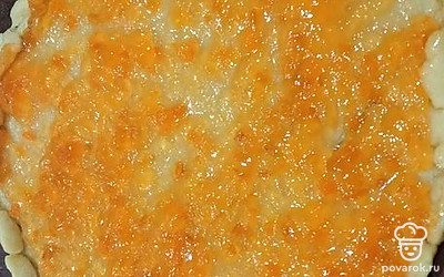 Выложите на тесто начинку в виде джема.