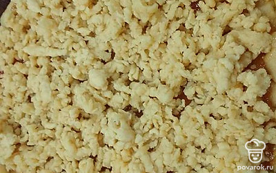 Сверху посыпьте натертую на терке вторую часть теста. Отправьте в разогретую до 180 градусов духовку на 20 минут.