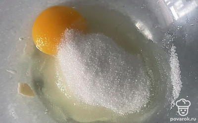 Смешайте ванилин, яйцо и сахар.