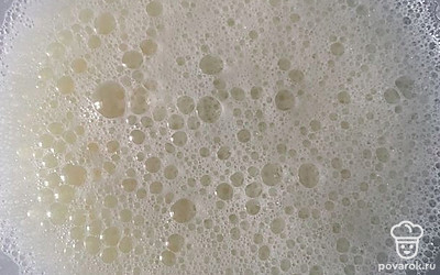 Взбейте все с водой до пышной массы и пены.