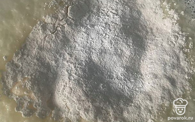 Всыпьте муку и разрыхлитель теста, хорошо перемешайте.