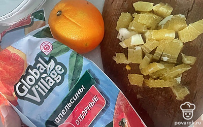 Апельсин очистите от кожуры и мелко нарежьте.