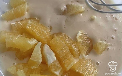 Смешайте кусочки апельсина с получившейся массой.