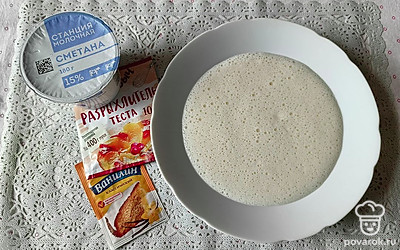 Добавьте к взбитым яйцам с сахаром 3 столовых ложки сметаны и 2 столовых ложки растительного масла. Затем добавьте ванилин, разрыхлитель и щепотку соли. Хорошо перемешайте.