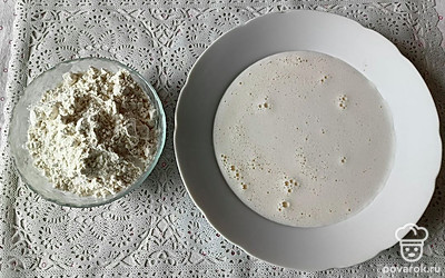 Просейте муку. Постепенно добавляйте ее к остальным ингредиентам, перемешивая.