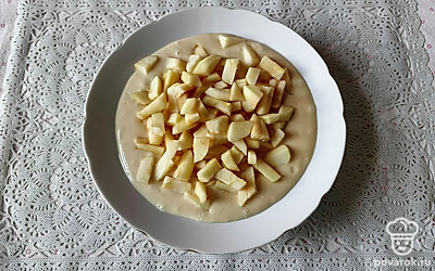 Очистите яблоки от кожуры и удалите сердцевину. Нарежьте средними кусочками и добавьте в тесто. Хорошо перемешайте. 