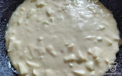 Смажьте антипригарную сковороду растительным маслом, влейте получившееся тесто с яблоками. Готовьте под закрытой крышкой на медленном огне 30 минут. Затем переверните на другую сторону, накрыв тарелкой пирог, и переверните сковороду на тарелку. Готовьте пирог еще 10 минут с другой стороны.