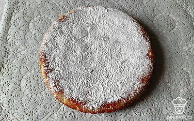 Готовый пирог можно посыпать сахарной пудрой и украсить веточкой мяты.