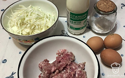 Подготовьте все ингредиенты: кефир, яйца, соду, муку. Для начинки нужна свежая капуста и мясной фарш.