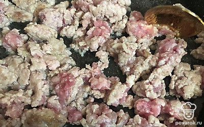 Сначала приготовьте начинку. На разогретой и слегка смазанной маслом сковороде обжарьте фарш 2-3 минуты.