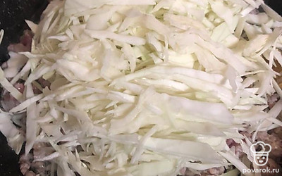 Добавьте капусту. Обжаривайте еще 5-7 минут. Посолите по своему вкусу.