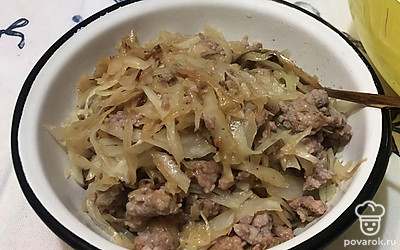 Готовую начинку переложите в миску и займитесь тестом.