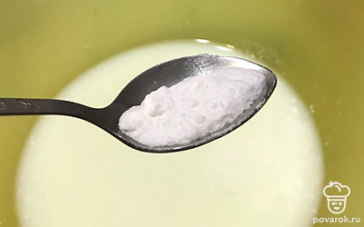 Добавьте неполную чайную ложку соды, столько же соли и 3 яйца.