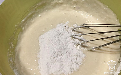 Все тщательно перемешайте. Вводите частями муку, получая нужную консистенцию.