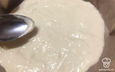 Форму для выпечки застелите пергаментом или смажьте маслом. Налейте половину теста и распределите ложкой равномерно, до края.