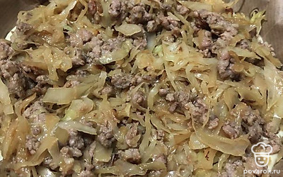 Вторым слоем выложите капусту с фаршем.