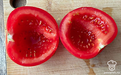 Помидор разрежьте пополам и удалите мякоть.