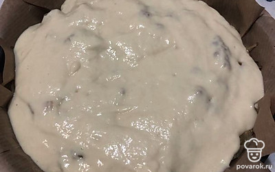 Сверху покройте второй частью теста. Поставьте форму в разогретую духовку на 15-20. Следите за выпеканием.