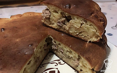 Нарежьте пирог на части для подачи.