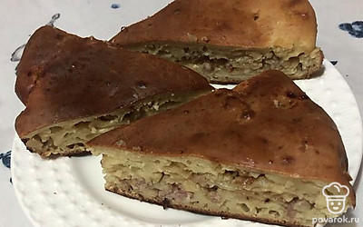 Кусочки пирога можете упаковывать в бумагу и брать с собой на перекус или просто поесть дома. Дополните выпечку любимыми напитками.