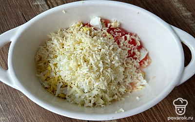 Сыр и яйцо натрите на мелкой терке.