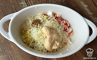 Добавьте половину чайной ложки горчицы и сырный соус.