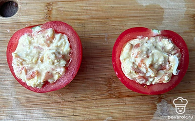 Наполните помидоры начинкой.