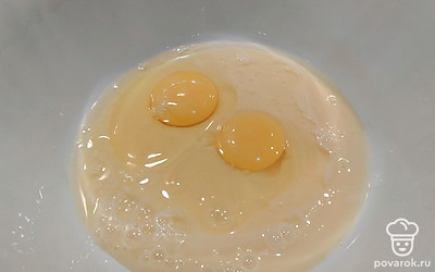 В миску положите сгущенное молоко, вбейте яйца. Взбейте блендером. 