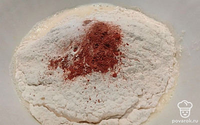 Всыпьте муку, разрыхлитель, корицу. Перемешайте. 