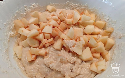 Добавьте очищенное и нарезанное яблоко. Снова перемешайте. 