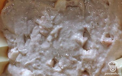 Выложите тесто в форму. Отправьте в разогретую духовку на 30 минут при 180 градусах. 