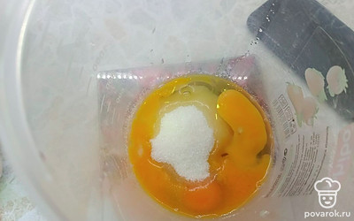 В миску для взбивания вбейте яйца, добавьте сахарный песок.