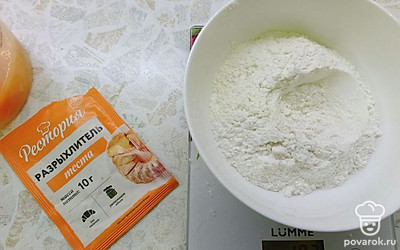 Взвесьте муку и разрыхлитель, хорошо просейте через сито.