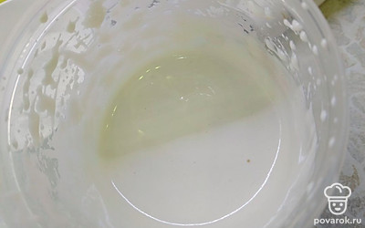 Яйца взбейте до пышной белой массы. 