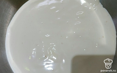 Вылейте массу в широкую миску, чтобы было удобно перемешивать.