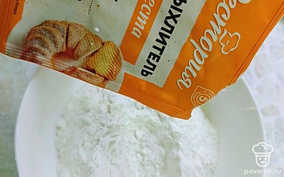 Разрыхлитель добавьте в муку и перемешайте.