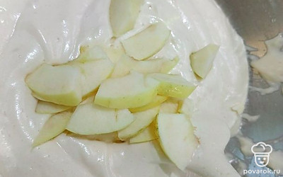 Нарежьте средними кусочками яблоки.