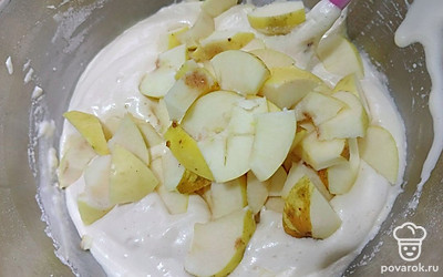 Смешайте яблоки с тестом.